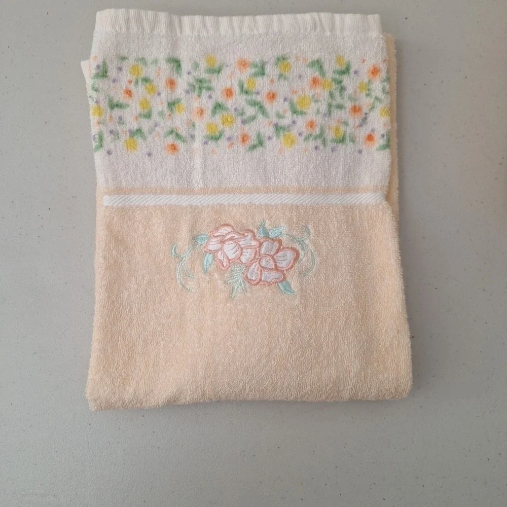 Vintage 4 Bath Towels Embroidered Pink Flowers on Peach Towel w/ Flower Borders